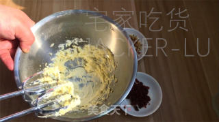抹茶圣诞花环面包，独特的美味绽放，给人带来了一份清新而温馨的节日氛围。的做法步骤：11