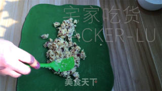 抹茶圣诞花环面包，独特的美味绽放，给人带来了一份清新而温馨的节日氛围。的做法步骤：16