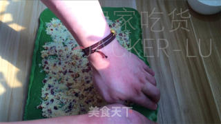 抹茶圣诞花环面包，独特的美味绽放，给人带来了一份清新而温馨的节日氛围。的做法步骤：17