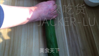 抹茶圣诞花环面包，独特的美味绽放，给人带来了一份清新而温馨的节日氛围。的做法步骤：18