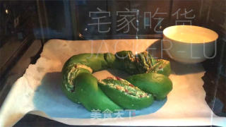 抹茶圣诞花环面包，独特的美味绽放，给人带来了一份清新而温馨的节日氛围。的做法步骤：23