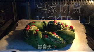 抹茶圣诞花环面包，独特的美味绽放，给人带来了一份清新而温馨的节日氛围。的做法步骤：25