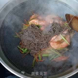 鲜虾时蔬炒荞麦面的做法步骤：16