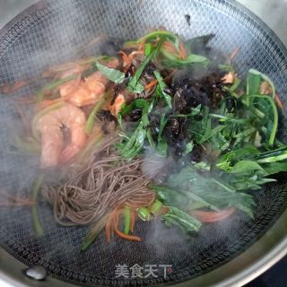 鲜虾时蔬炒荞麦面的做法步骤：17