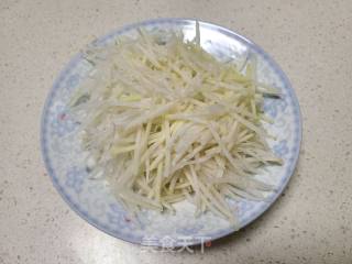 雪里红炒白萝卜丝的做法步骤：2
