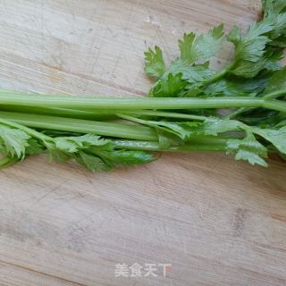 芹菜拌木耳的做法步骤：1