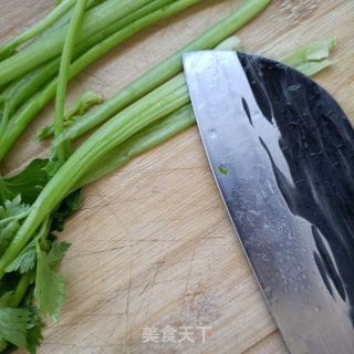 芹菜拌木耳的做法步骤：2