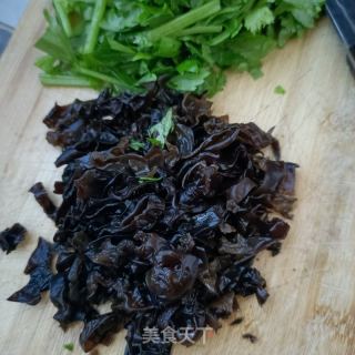 芹菜拌木耳的做法步骤：3