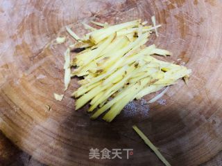 清蒸鲈鱼的做法步骤：1