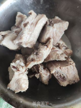 瑶柱白萝卜排骨汤的做法步骤：1