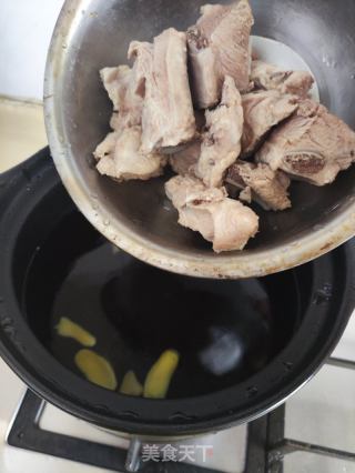 瑶柱白萝卜排骨汤的做法步骤：5