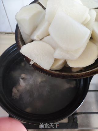 瑶柱白萝卜排骨汤的做法步骤：8