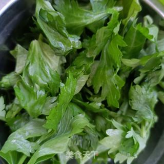 鸡蛋木耳拌芹菜叶的做法步骤：1