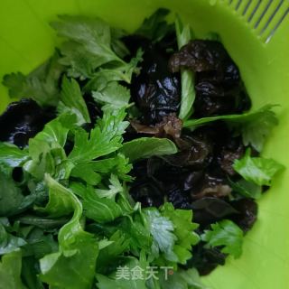鸡蛋木耳拌芹菜叶的做法步骤：2