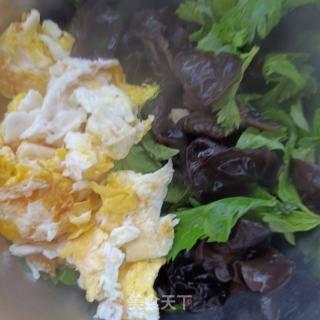 鸡蛋木耳拌芹菜叶的做法步骤：6