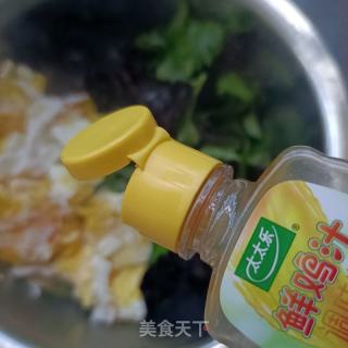鸡蛋木耳拌芹菜叶的做法步骤：7