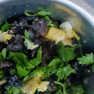鸡蛋木耳拌芹菜叶的做法步骤：8