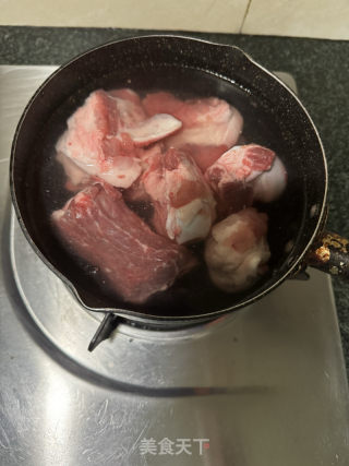 胡萝卜苹果猪骨汤的做法步骤：1
