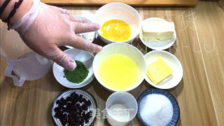 抹茶乳酪蛋糕条，抹茶独特风味与乳酪醇厚口感融为一体，入口香浓甜蜜。的做法步骤：1