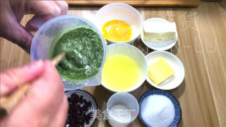 抹茶乳酪蛋糕条，抹茶独特风味与乳酪醇厚口感融为一体，入口香浓甜蜜。的做法步骤：2