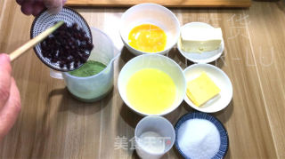抹茶乳酪蛋糕条，抹茶独特风味与乳酪醇厚口感融为一体，入口香浓甜蜜。的做法步骤：3