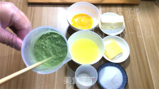抹茶乳酪蛋糕条，抹茶独特风味与乳酪醇厚口感融为一体，入口香浓甜蜜。的做法步骤：4