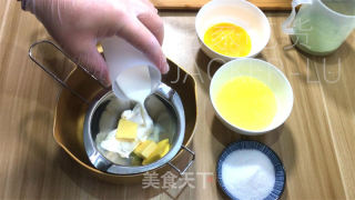 抹茶乳酪蛋糕条，抹茶独特风味与乳酪醇厚口感融为一体，入口香浓甜蜜。的做法步骤：5
