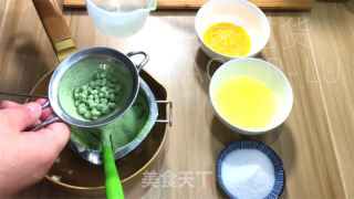 抹茶乳酪蛋糕条，抹茶独特风味与乳酪醇厚口感融为一体，入口香浓甜蜜。的做法步骤：6
