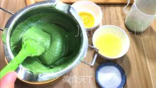 抹茶乳酪蛋糕条，抹茶独特风味与乳酪醇厚口感融为一体，入口香浓甜蜜。的做法步骤：7