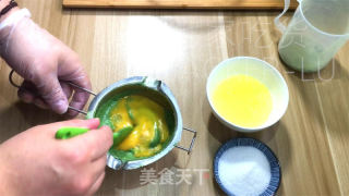 抹茶乳酪蛋糕条，抹茶独特风味与乳酪醇厚口感融为一体，入口香浓甜蜜。的做法步骤：8