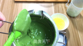 抹茶乳酪蛋糕条，抹茶独特风味与乳酪醇厚口感融为一体，入口香浓甜蜜。的做法步骤：9
