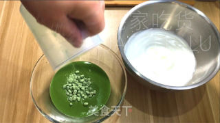 抹茶乳酪蛋糕条，抹茶独特风味与乳酪醇厚口感融为一体，入口香浓甜蜜。的做法步骤：13