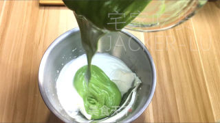 抹茶乳酪蛋糕条，抹茶独特风味与乳酪醇厚口感融为一体，入口香浓甜蜜。的做法步骤：16