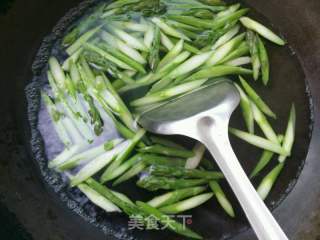 芦笋口蘑虾仁的做法步骤：3