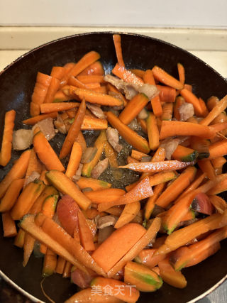 胡萝卜炒肉片的做法步骤：2