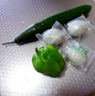 花生米拌松花的做法步骤：1