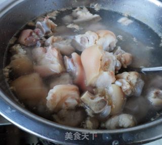 辣烧猪蹄的做法步骤：1