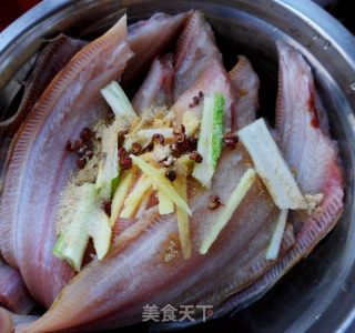 酥炸小鳎目鱼的做法步骤：2
