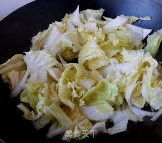木耳炒大白菜的做法步骤：3