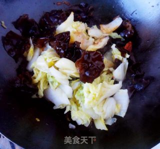 木耳炒大白菜的做法步骤：6
