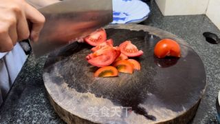 番茄咸菜炒鳗鱼的做法步骤：1