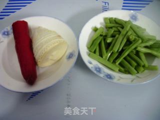 红肠冬笋炒梅豆的做法步骤：1