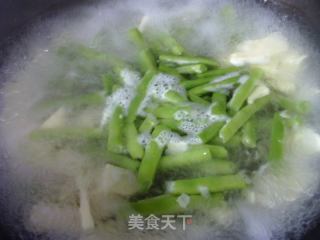 红肠冬笋炒梅豆的做法步骤：4