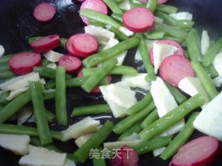 红肠冬笋炒梅豆的做法步骤：5