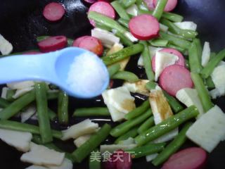 红肠冬笋炒梅豆的做法步骤：7