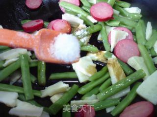 红肠冬笋炒梅豆的做法步骤：8