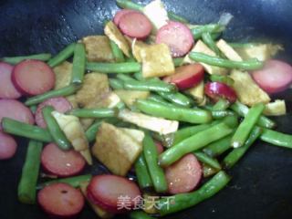 红肠冬笋炒梅豆的做法步骤：9