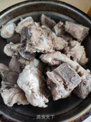 芋头焖龙骨的做法步骤：1