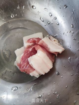 五花肉炒水东芥菜的做法步骤：1