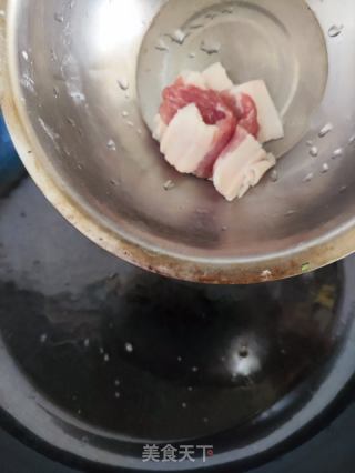 五花肉炒水东芥菜的做法步骤：4